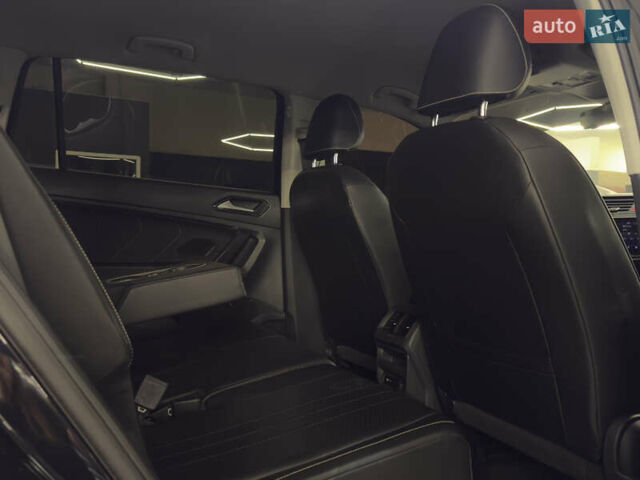 Чорний Фольксваген Тігуан, об'ємом двигуна 2 л та пробігом 98 тис. км за 25999 $, фото 22 на Automoto.ua