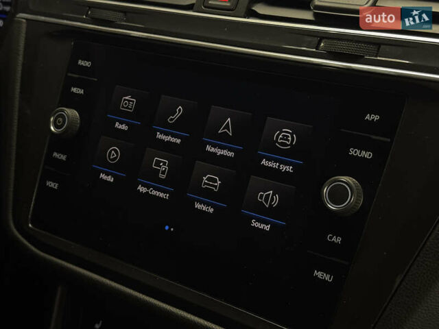 Чорний Фольксваген Тігуан, об'ємом двигуна 2 л та пробігом 98 тис. км за 25999 $, фото 30 на Automoto.ua