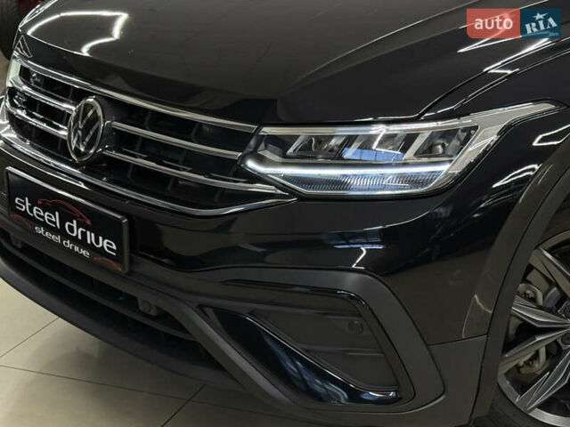 Чорний Фольксваген Тігуан, об'ємом двигуна 2 л та пробігом 98 тис. км за 25999 $, фото 2 на Automoto.ua