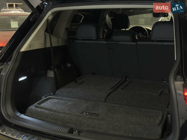 Чорний Фольксваген Тігуан, об'ємом двигуна 2 л та пробігом 98 тис. км за 25999 $, фото 24 на Automoto.ua