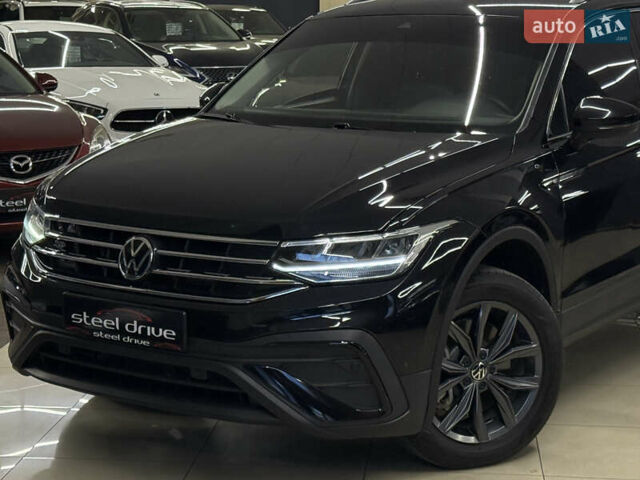 Чорний Фольксваген Тігуан, об'ємом двигуна 2 л та пробігом 98 тис. км за 25999 $, фото 1 на Automoto.ua