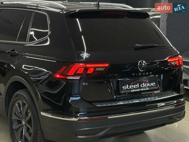 Чорний Фольксваген Тігуан, об'ємом двигуна 2 л та пробігом 98 тис. км за 25999 $, фото 14 на Automoto.ua