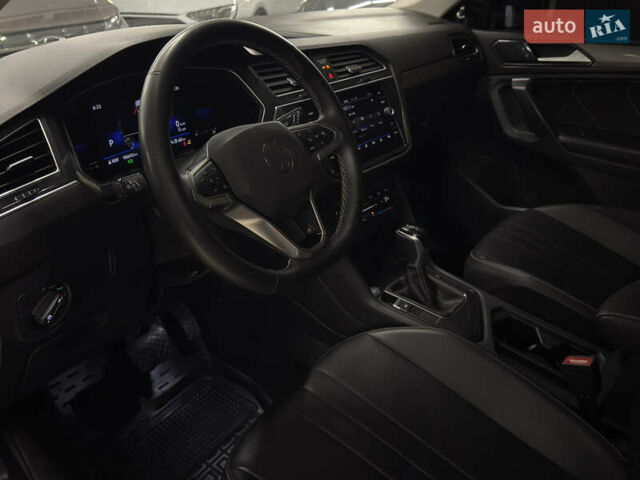 Чорний Фольксваген Тігуан, об'ємом двигуна 2 л та пробігом 98 тис. км за 25999 $, фото 17 на Automoto.ua