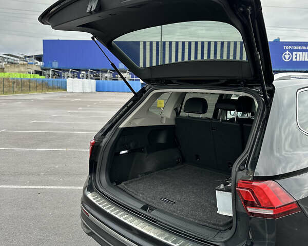 Черный Фольксваген Тигуан, объемом двигателя 2 л и пробегом 137 тыс. км за 22300 $, фото 47 на Automoto.ua