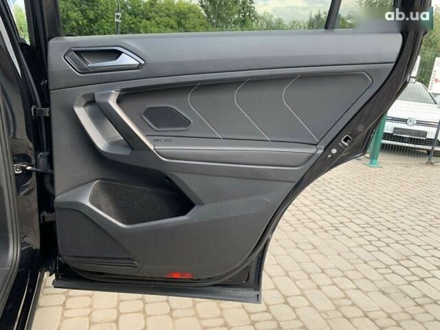 Чорний Фольксваген Тігуан, об'ємом двигуна 2 л та пробігом 10 тис. км за 27955 $, фото 29 на Automoto.ua