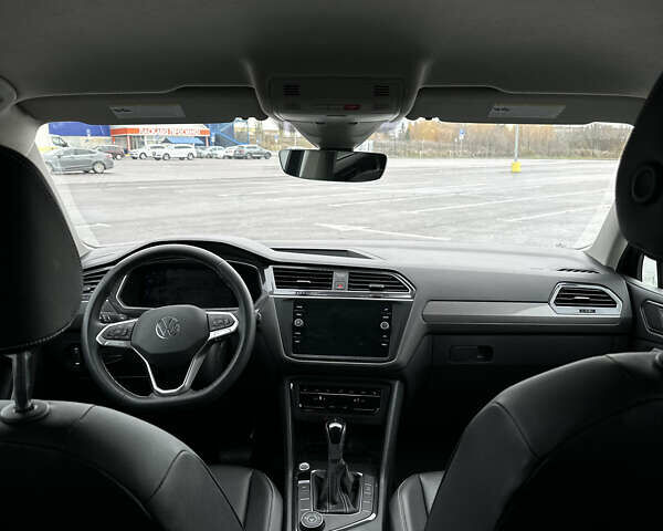 Черный Фольксваген Тигуан, объемом двигателя 2 л и пробегом 137 тыс. км за 22300 $, фото 43 на Automoto.ua