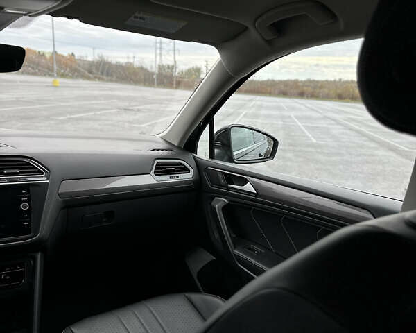 Черный Фольксваген Тигуан, объемом двигателя 2 л и пробегом 137 тыс. км за 22300 $, фото 42 на Automoto.ua