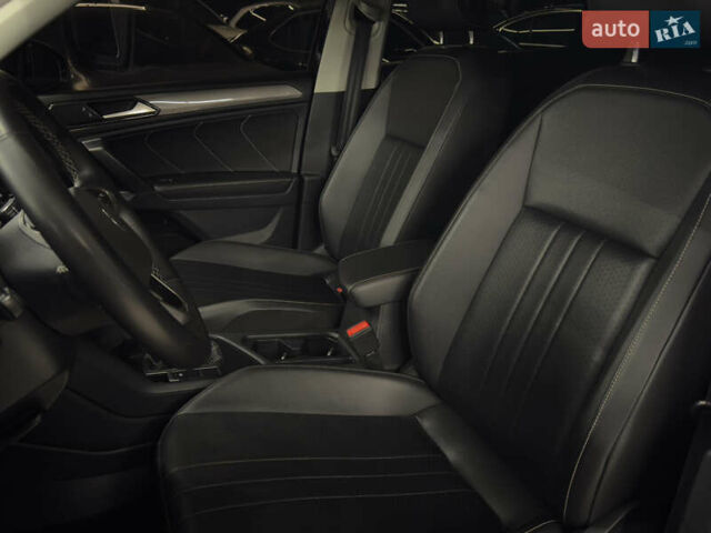 Чорний Фольксваген Тігуан, об'ємом двигуна 2 л та пробігом 98 тис. км за 25999 $, фото 16 на Automoto.ua
