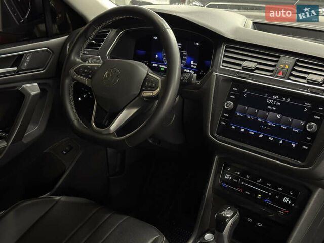 Чорний Фольксваген Тігуан, об'ємом двигуна 2 л та пробігом 98 тис. км за 25999 $, фото 26 на Automoto.ua