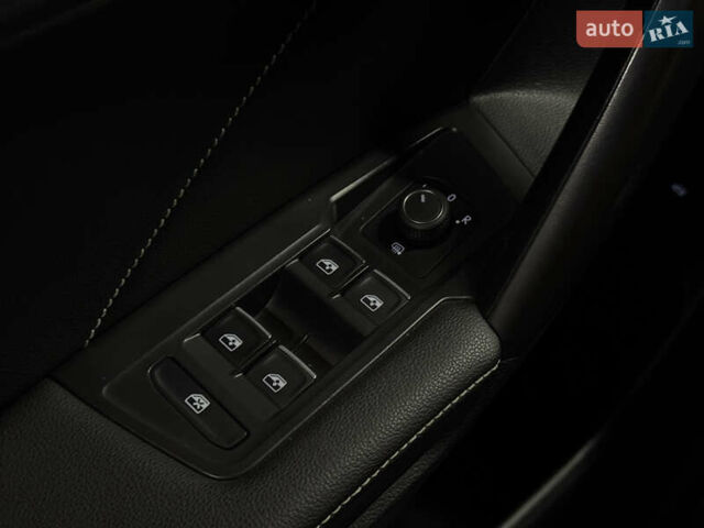 Чорний Фольксваген Тігуан, об'ємом двигуна 2 л та пробігом 98 тис. км за 25999 $, фото 27 на Automoto.ua