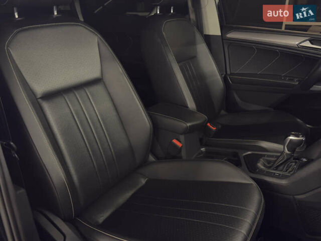 Чорний Фольксваген Тігуан, об'ємом двигуна 2 л та пробігом 98 тис. км за 25999 $, фото 18 на Automoto.ua