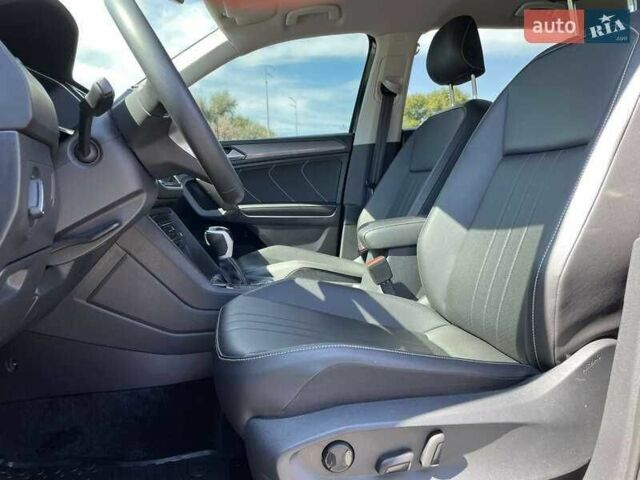 Чорний Фольксваген Тігуан, об'ємом двигуна 2 л та пробігом 54 тис. км за 21000 $, фото 5 на Automoto.ua