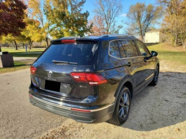 Черный Фольксваген Тигуан, объемом двигателя 2 л и пробегом 15 тыс. км за 11500 $, фото 4 на Automoto.ua