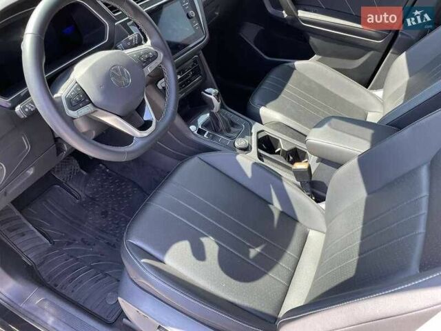 Чорний Фольксваген Тігуан, об'ємом двигуна 2 л та пробігом 54 тис. км за 21000 $, фото 4 на Automoto.ua