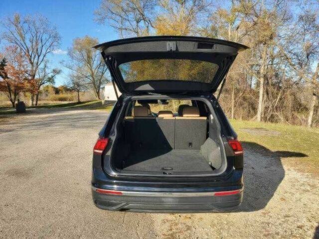 Черный Фольксваген Тигуан, объемом двигателя 2 л и пробегом 15 тыс. км за 11500 $, фото 6 на Automoto.ua