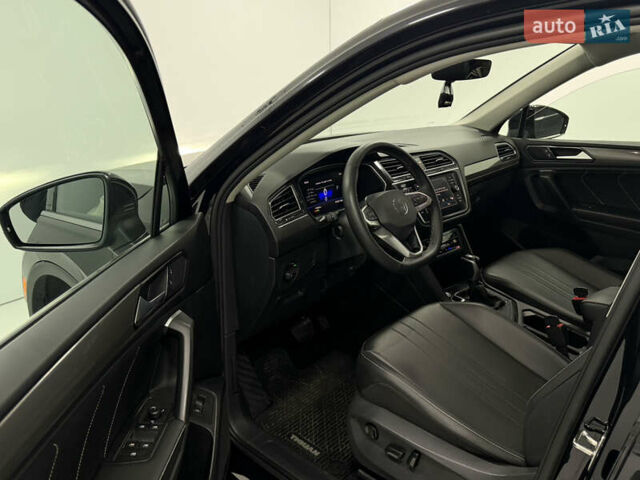 Черный Фольксваген Тигуан, объемом двигателя 2 л и пробегом 13 тыс. км за 27800 $, фото 23 на Automoto.ua