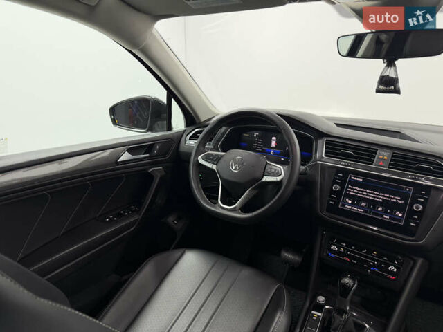 Черный Фольксваген Тигуан, объемом двигателя 2 л и пробегом 13 тыс. км за 27800 $, фото 22 на Automoto.ua