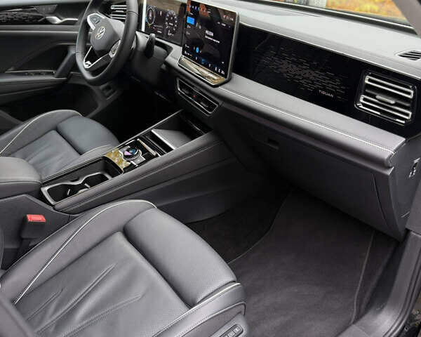 Чорний Фольксваген Тігуан, об'ємом двигуна 2 л та пробігом 1 тис. км за 48700 $, фото 12 на Automoto.ua