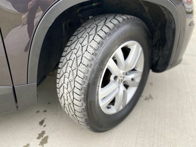 Фіолетовий Фольксваген Тігуан, об'ємом двигуна 2 л та пробігом 233 тис. км за 11800 $, фото 7 на Automoto.ua