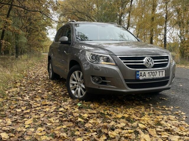 Коричневий Фольксваген Тігуан, об'ємом двигуна 2 л та пробігом 107 тис. км за 10300 $, фото 1 на Automoto.ua