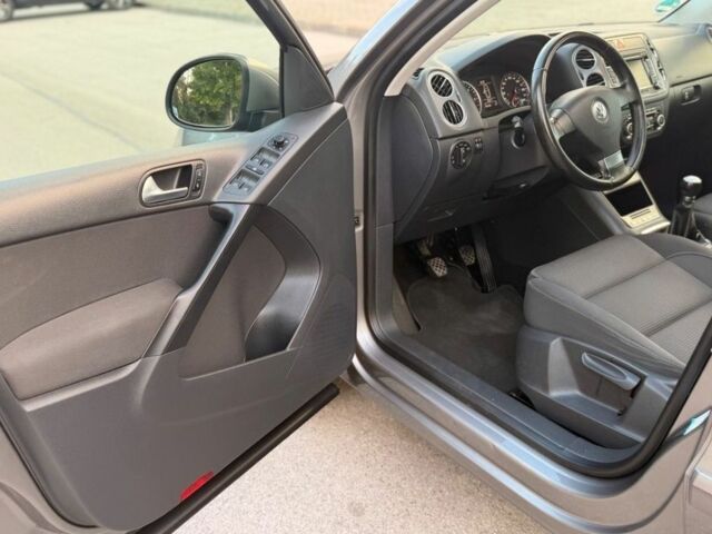 Коричневий Фольксваген Тігуан, об'ємом двигуна 0 л та пробігом 180 тис. км за 4400 $, фото 8 на Automoto.ua