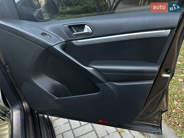 Коричневий Фольксваген Тігуан, об'ємом двигуна 2 л та пробігом 200 тис. км за 16650 $, фото 75 на Automoto.ua