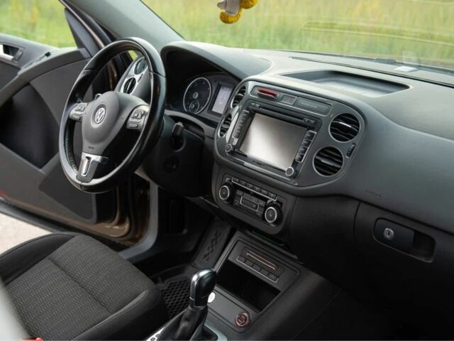 Коричневий Фольксваген Тігуан, об'ємом двигуна 2 л та пробігом 150 тис. км за 12700 $, фото 4 на Automoto.ua