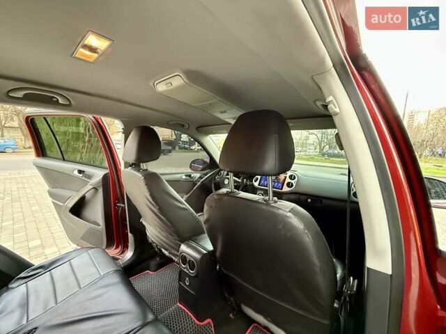 Красный Фольксваген Тигуан, объемом двигателя 2 л и пробегом 244 тыс. км за 8999 $, фото 40 на Automoto.ua