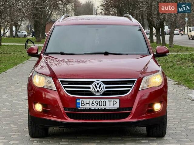 Красный Фольксваген Тигуан, объемом двигателя 2 л и пробегом 244 тыс. км за 8999 $, фото 1 на Automoto.ua