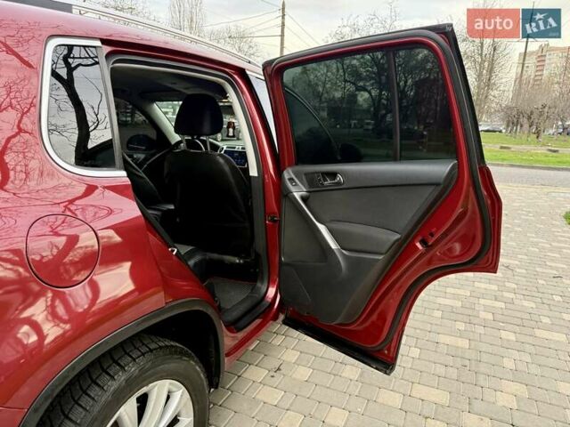 Красный Фольксваген Тигуан, объемом двигателя 2 л и пробегом 244 тыс. км за 8999 $, фото 41 на Automoto.ua