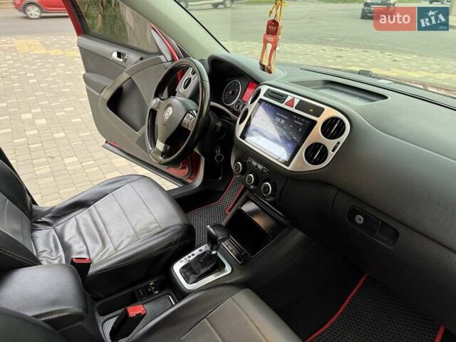 Красный Фольксваген Тигуан, объемом двигателя 2 л и пробегом 244 тыс. км за 8999 $, фото 63 на Automoto.ua