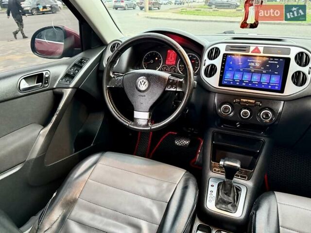 Красный Фольксваген Тигуан, объемом двигателя 2 л и пробегом 244 тыс. км за 8999 $, фото 61 на Automoto.ua