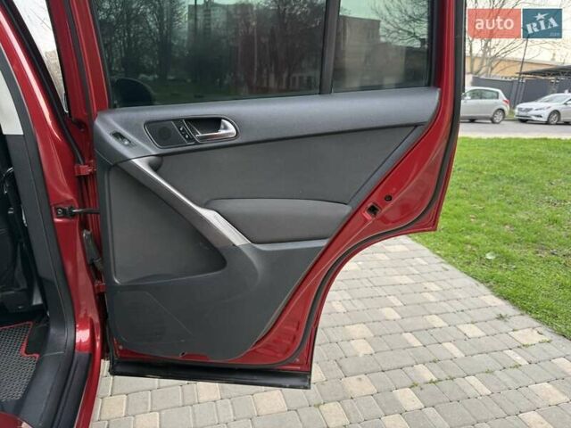 Красный Фольксваген Тигуан, объемом двигателя 2 л и пробегом 244 тыс. км за 8999 $, фото 68 на Automoto.ua