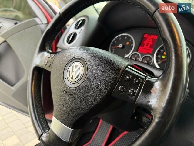 Красный Фольксваген Тигуан, объемом двигателя 2 л и пробегом 244 тыс. км за 8999 $, фото 64 на Automoto.ua