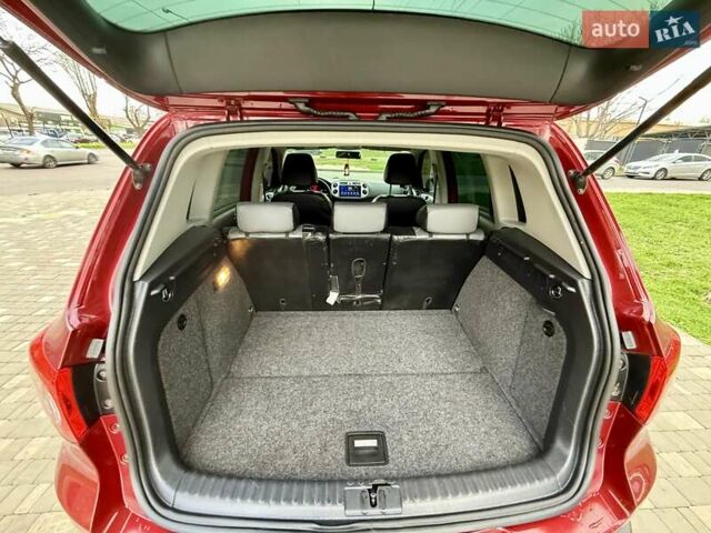 Красный Фольксваген Тигуан, объемом двигателя 2 л и пробегом 244 тыс. км за 8999 $, фото 59 на Automoto.ua