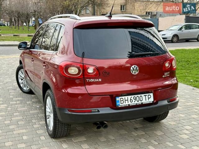 Красный Фольксваген Тигуан, объемом двигателя 2 л и пробегом 244 тыс. км за 8999 $, фото 70 на Automoto.ua
