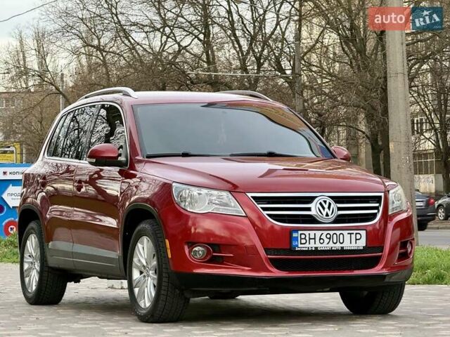 Красный Фольксваген Тигуан, объемом двигателя 2 л и пробегом 244 тыс. км за 8999 $, фото 3 на Automoto.ua