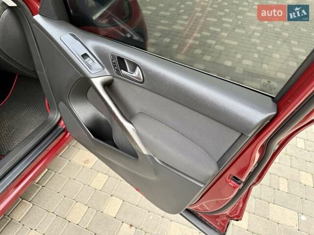 Красный Фольксваген Тигуан, объемом двигателя 2 л и пробегом 244 тыс. км за 8999 $, фото 71 на Automoto.ua