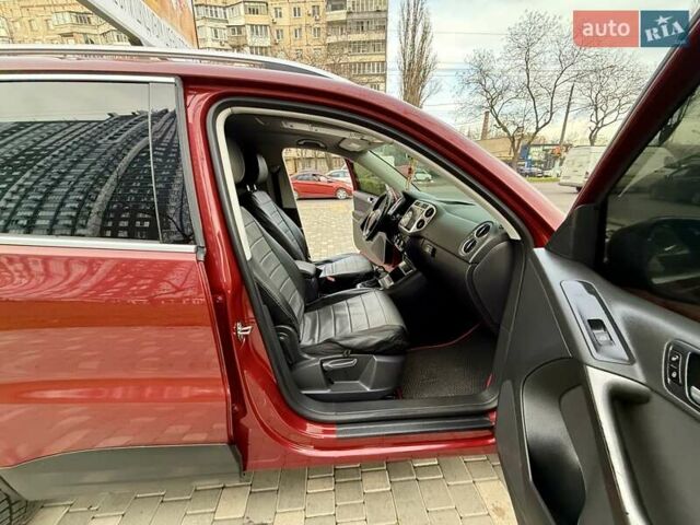 Красный Фольксваген Тигуан, объемом двигателя 2 л и пробегом 244 тыс. км за 8999 $, фото 43 на Automoto.ua