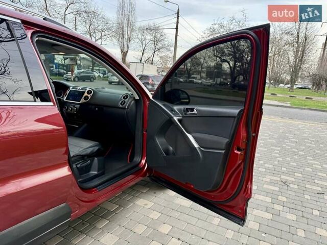 Красный Фольксваген Тигуан, объемом двигателя 2 л и пробегом 244 тыс. км за 8999 $, фото 74 на Automoto.ua