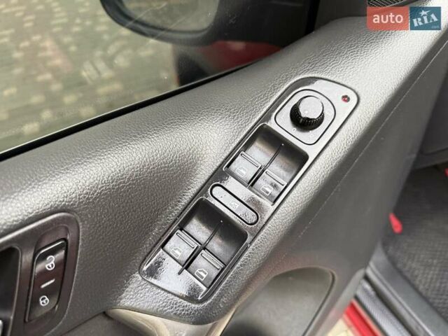 Красный Фольксваген Тигуан, объемом двигателя 2 л и пробегом 244 тыс. км за 8999 $, фото 65 на Automoto.ua