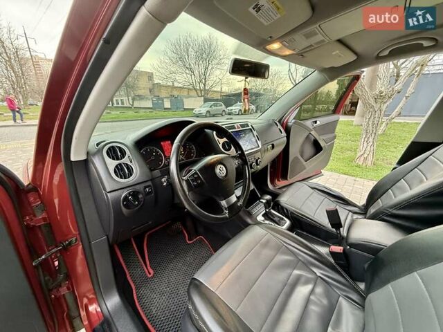 Красный Фольксваген Тигуан, объемом двигателя 2 л и пробегом 244 тыс. км за 8999 $, фото 35 на Automoto.ua