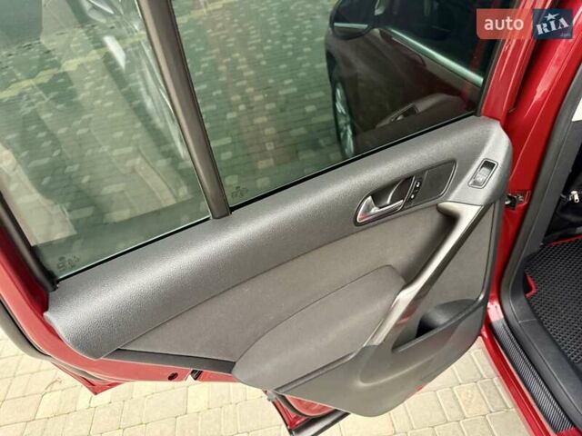 Красный Фольксваген Тигуан, объемом двигателя 2 л и пробегом 244 тыс. км за 8999 $, фото 51 на Automoto.ua