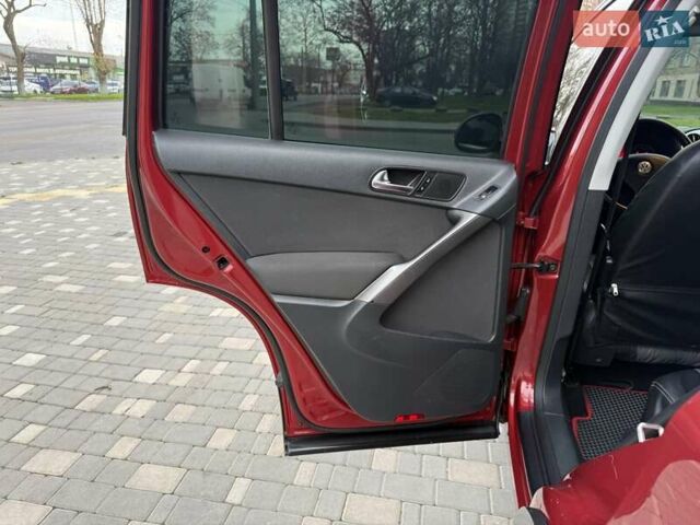 Красный Фольксваген Тигуан, объемом двигателя 2 л и пробегом 244 тыс. км за 8999 $, фото 73 на Automoto.ua