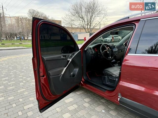 Красный Фольксваген Тигуан, объемом двигателя 2 л и пробегом 244 тыс. км за 8999 $, фото 31 на Automoto.ua