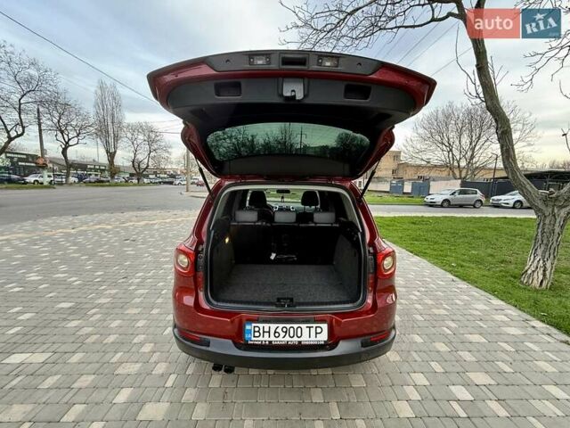 Красный Фольксваген Тигуан, объемом двигателя 2 л и пробегом 244 тыс. км за 8999 $, фото 62 на Automoto.ua