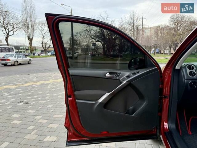 Красный Фольксваген Тигуан, объемом двигателя 2 л и пробегом 244 тыс. км за 8999 $, фото 32 на Automoto.ua