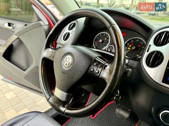 Красный Фольксваген Тигуан, объемом двигателя 2 л и пробегом 244 тыс. км за 8999 $, фото 48 на Automoto.ua