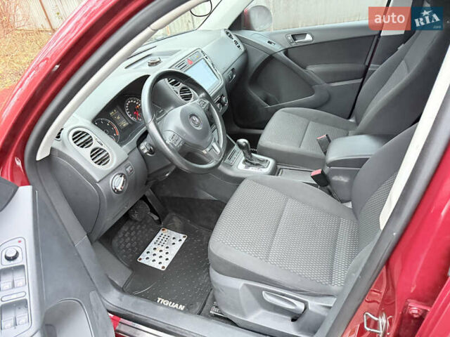 Червоний Фольксваген Тігуан, об'ємом двигуна 1.98 л та пробігом 218 тис. км за 8999 $, фото 48 на Automoto.ua
