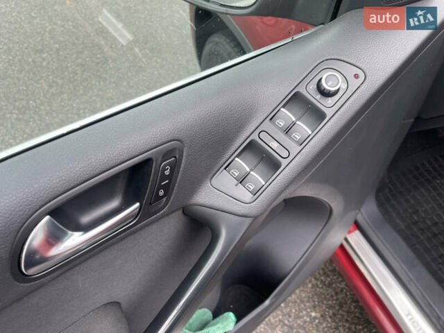 Червоний Фольксваген Тігуан, об'ємом двигуна 2 л та пробігом 232 тис. км за 10900 $, фото 12 на Automoto.ua